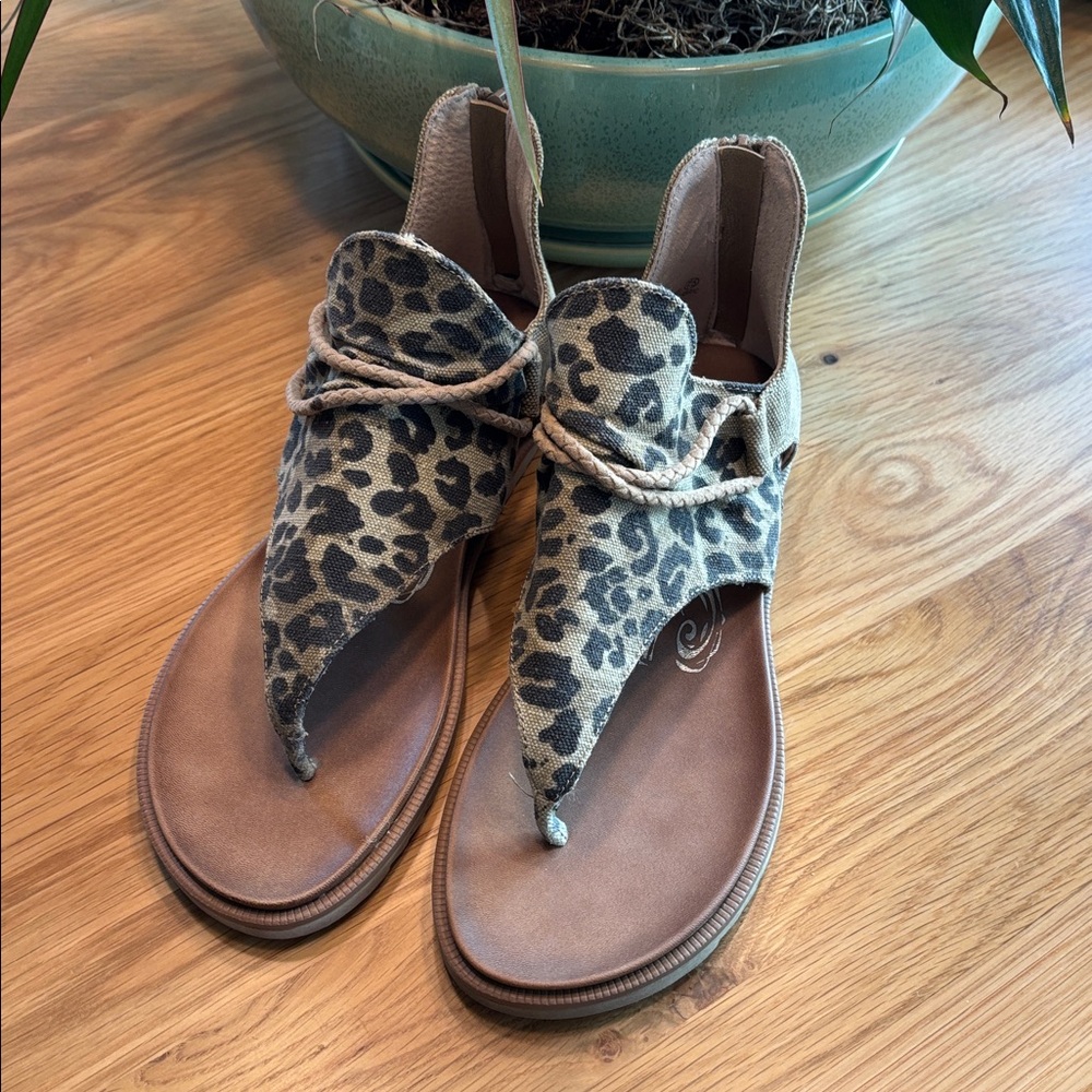 Very G Leopard Print T-Strap Sandals in Brown and Black